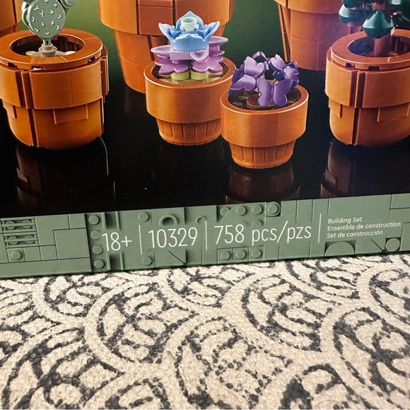 LEGO Botanical Collection Tiny Plants with Red and Green Accents - Picture 3 of 8